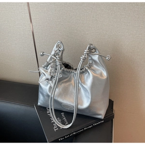 Détail du sac cabas argenté métallisé avec pendentif étoile et plis à cordon