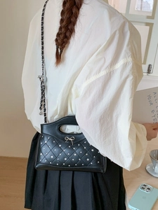 Modische schwarze Stepptasche mit funkelnden Strasssteinen und silberner Schleife