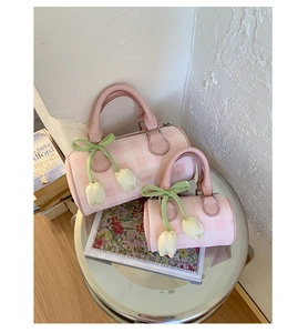 Détails de sacs cylindriques à carreaux roses en deux tailles avec charms tulipe