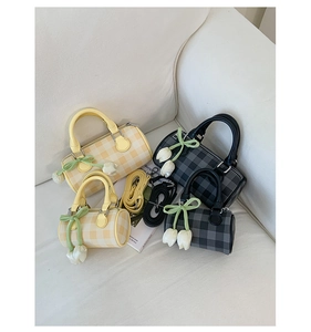 Détails des sacs cylindres à carreaux en deux tailles avec pendentifs tulipes