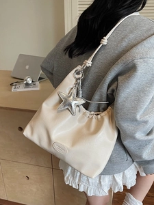 Sac à Épaule Plissé en Cuir PU pour Femmes Avec Pendentif Étoile Minimaliste Grande Capacité Sac Fourre-tout Hobo pour Quotidien