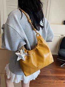 Sac fourre-tout jaune avec bandoulière à nœuds et pendentif étoile argenté