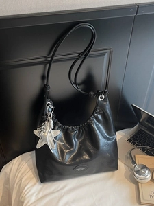 Sac hobo plissé noir brillant avec pendentif étoile argentée au style élégant