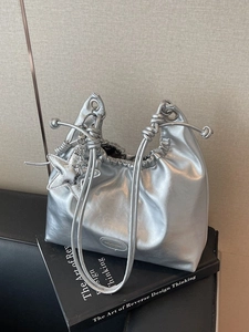 Sac fourre-tout argenté métallisé avec cordon de serrage et pendentif en étoile