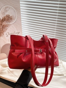 Sac fourre-tout rouge vif en cuir brillant avec boucle élégante et œillets métal
