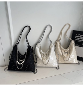 Vue détaillée des sacs hobo avec boucles papillon et bandoulières en perles