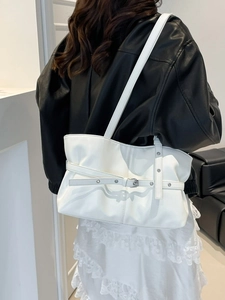 Sac fourre-tout moderne en cuir blanc avec œillets argentés et sangle à boucle