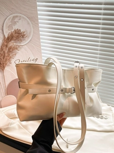 Sac fourre-tout beige minimaliste avec détails de boucles et bandoulières réglables