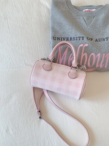 Sac cylindrique à carreaux roses et blancs avec poignées en cuir et garniture argentée