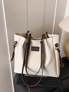 Borsa tote minimalista crema con tracolle in pelle marrone e dettagli dorati