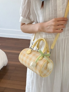 Sac cylindre à damier jaune à la mode avec des breloques décoratives en forme de tulipe