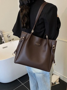 Grande borsa tote marrone scuro in pelle con dettagli dorati per il pendolarismo