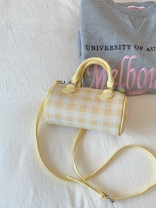 Sac bandoulière cylindrique à carreaux jaunes et blancs avec poignées et sangle