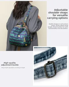Détail de la boucle en métal réglable et de la bandoulière en denim imprimé du sac