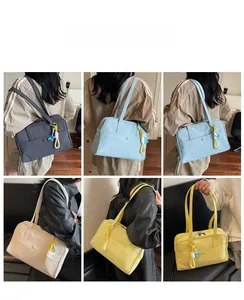 Vista multi-angolo della borsa tote grande in tela con ciondolo a stella e tasca