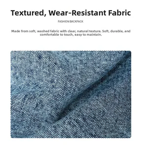 Gros plan sur la texture du denim délavé doux avec un tissage sergé bleu et blanc résistant
