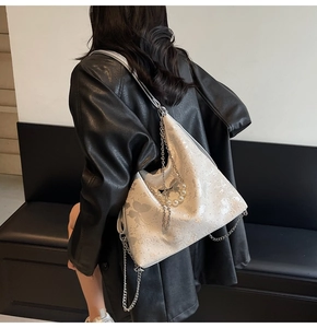 Sac hobo blanc avec imprimé papillon, breloque en perles et bandoulière réglable