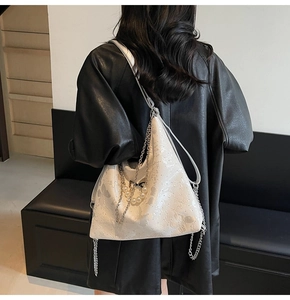 Sac triangle blanc géométrique avec gaufrage papillon et détails de chaîne en perles