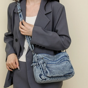 Détail du sac bandoulière en denim vintage avec design multi-poches et sangle réglable