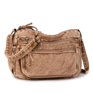 Détails du sac bandoulière en denim marron avec plusieurs poches zippées de style rétro