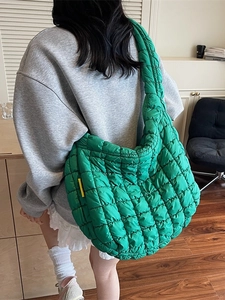 Fashionable green puffer cloud bag with quilted pattern and large capacity shoulder strap