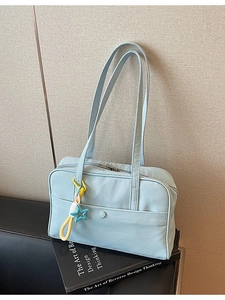 Borsa tote in tela azzurra con ciondolo a stella su panca, borsa a spalla estiva minimale