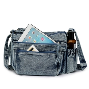 Détail du sac cabas en jean bleu avec poches zippées et bandoulière réglable pratique