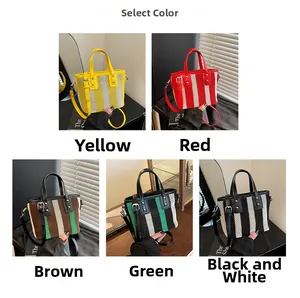 Détail de sacs seaux tissés à rayures avec bandoulière en cuir et décorations cloutées