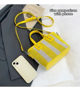 Vue détaillée du sac seau tissé rayé avec comparaison de taille avec un portable