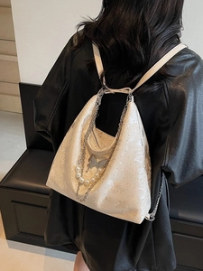 Sac à dos polyvalent crème à motif papillon avec chaînes argentées et perles sur le modèle