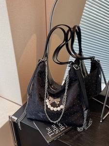 Sac à dos tote noir avec pendentifs papillon, perles et chaînes métalliques argent