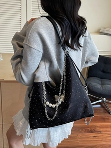 Sac cabas noir en jacquard à pois avec grosse chaîne en métal et breloque papillon en perles