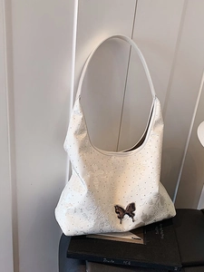 Damen Große Kapazität PU Umhängetasche Mode Schmetterling Metall Dekoration Hobo Tote Bag Für Tägliches Pendeln Casual Stil