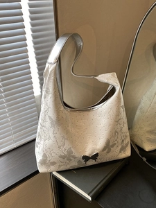 Modische beige Schultertasche mit grauem Schmetterlingsprint und silbernem Metallrand