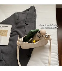 Intérieur spacieux d'un sac demi-lune à carreaux avec téléphone et cosmétiques