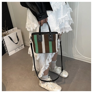 Sac seau tissé à rayures verticales tricolores avec poignées en cuir et bandoulière