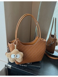 Sac Bandoulière Rétro en Cuir PU Tissé pour Femmes Sac à Main Fourre-tout de Grande Capacité Avec Charme d'Étoile en Peluche Boucle Magnétique Mode