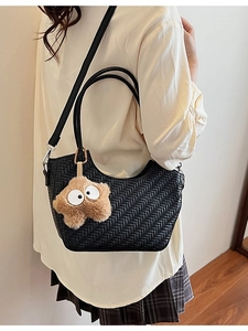 Grand sac cabas tressé noir avec breloque étoile en peluche et bandoulière amovible