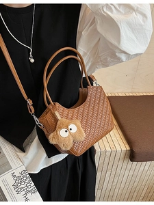 Sac fourre-tout tressé marron avec bandoulière réglable et charme en peluche de style moderne