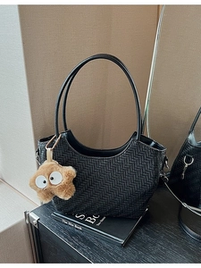 Sac fourre-tout noir en cuir tressé avec bandoulière et pendentif étoile en peluche