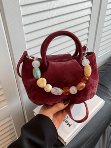 Sac hobo en velours bordeaux plissé avec poignée en perles de résine et bandoulière