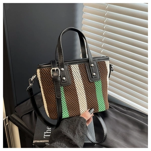 Détail de la maille d'un sac seau rayé marron et vert avec bandoulière en cuir noir