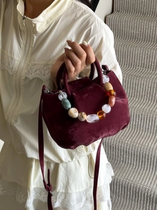 Sac seau en velours bordeaux avec poignée perlée et bandoulière pour femmes