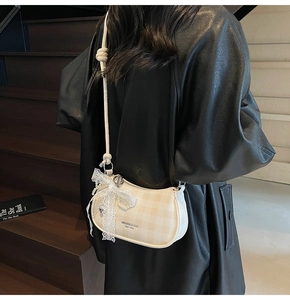 Sac croissant à damier beige avec nœud en dentelle et détail de bandoulière nouée
