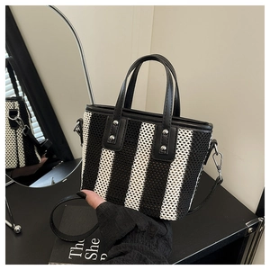 Vue détaillée du mini sac cabas tissé à rayures avec bordure en cuir et rivets argentés