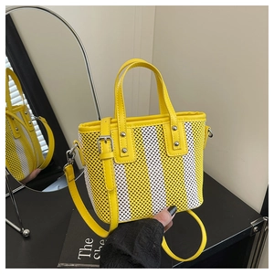 Détail du sac cabas en maille rayée jaune et blanc avec rivets argentés et cuir