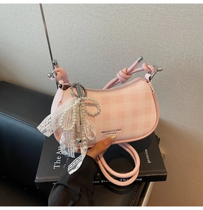 Sac demi-lune rose à carreaux avec chaîne de perles et détail de nœud en dentelle