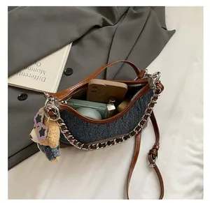 Λεπτομέρεια τσάντας denim με αλυσίδα, διακοσμητικό αρκουδάκι και εσωτερικό χώρο