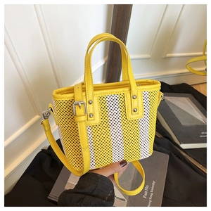 Gros plan du sac à main en mesh rayé jaune et blanc avec bandoulière et fermeture éclair