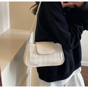 Dettaglio della borsa a tracolla beige a scacchi con logo Fashion & Bags inciso